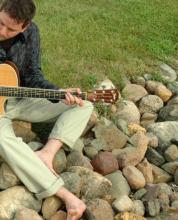 photo of Richard Bruxvoort Colligan playing guitar